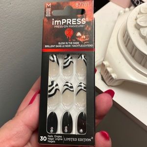 LIMITED EDITION imPRESS GLOW IN THE DARK NAILS